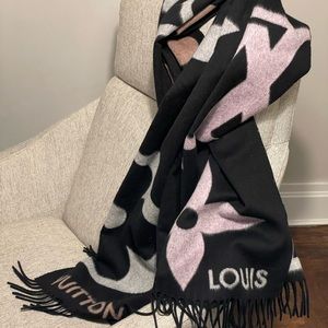 LOUIS VUITTON - THE (cashmere) ULTIMATE SCARF in BLACK.